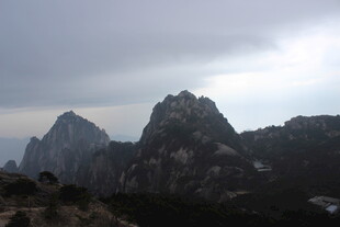 云雾缭绕的壮丽山峰