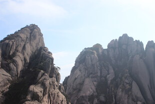 巍峨峻峭的壮丽山峰