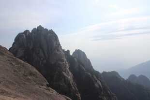 巍峨群山壮丽风光