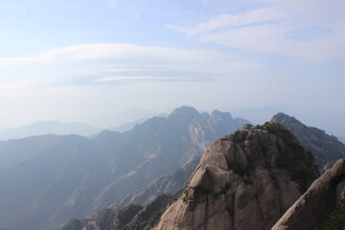 巍峨山峦 壮丽自然景观