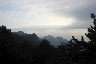 云雾缭绕的山峦美景