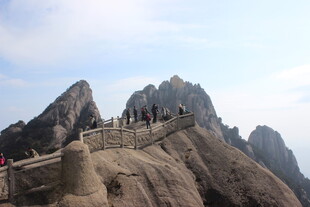 黄山险峻山路上的游客