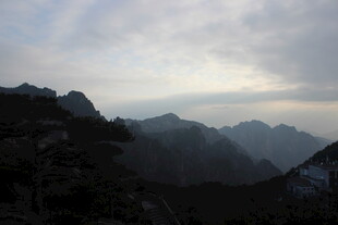 山峦云海间的壮丽景致