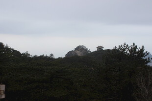 山林间隐约可见的山峰