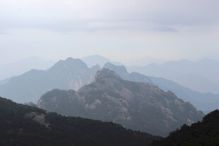 云雾缭绕的壮丽山峦