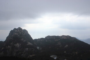 云雾缭绕的巍峨山峰