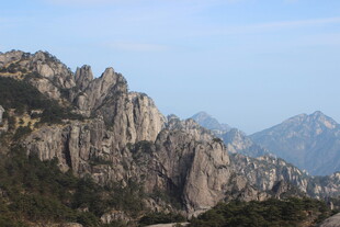 壮丽巍峨的嶙峋山峰