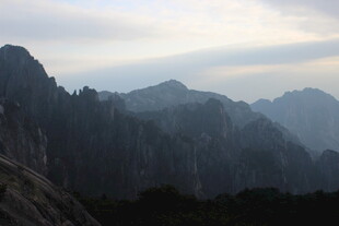 壮丽山景 云雾缭绕山峦