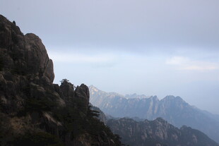 壮丽山景 云雾缭绕间