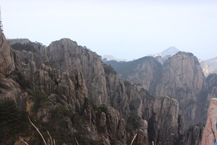 巍峨壮观的陡峭山峰