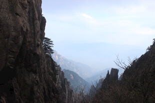 壮丽山景 云雾缭绕的峡谷