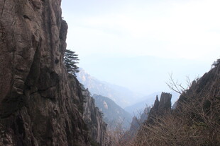 巍峨山峦间的壮丽自然景观