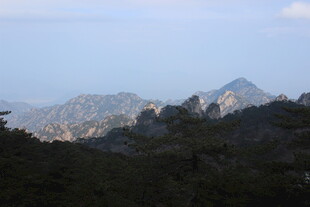山峦叠翠的自然美景