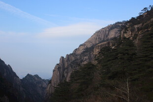 巍峨山峦 尽显自然壮美