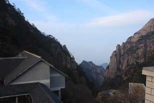 山间屋舍 远眺壮丽山峦