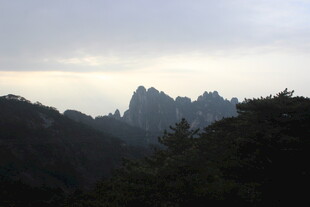 云雾缭绕的山峦美景