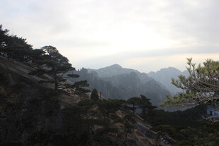 黄山山峦间的秀丽景致