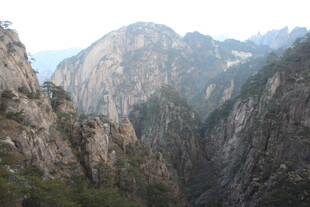 巍峨险峻的壮丽山景