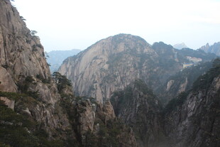 壮丽巍峨的险峻山峰