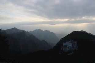 山间云雾缭绕的壮丽景色