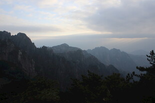 山峦云雾间的壮美景色