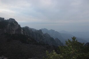 云雾缭绕的壮美山峦