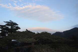 山间暮色中的树木与云霞