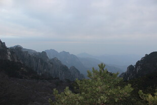 山峦云雾间的自然景致