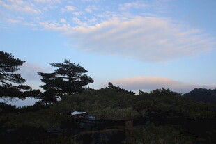 山林暮色中的美丽天空