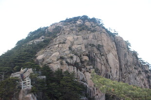 巍峨险峻的壮丽山峰