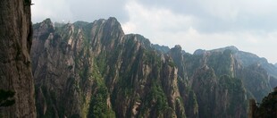 壮丽巍峨的山峰景观