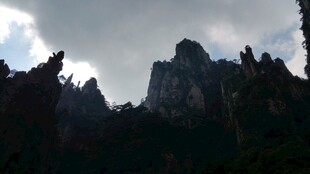 壮丽奇峻的山峰景观