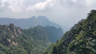 山峦叠翠的壮美自然景观