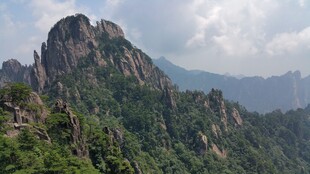 巍峨山峦绿意浓