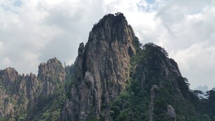 巍峨壮丽的山峰景观