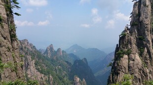 壮丽巍峨的险峻山峰景观
