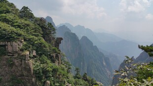 壮丽山景 群峰绿意盎然