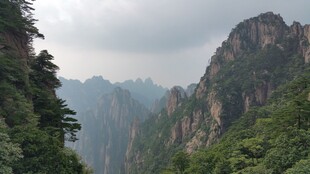 壮丽山景 绿意盎然的峰峦