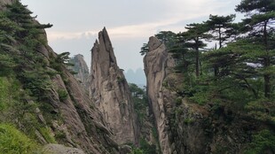 奇峰耸立的壮丽山间景色