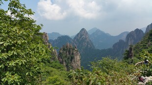 秀丽山峦间的葱郁景致