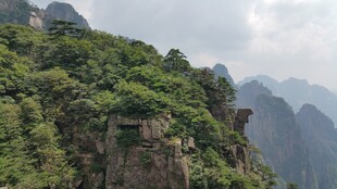 峻峭山峰绿意盎然