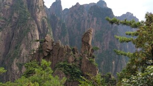 奇峰耸立的壮美山景