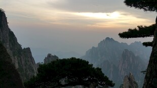 黄山壮丽山景与天际霞光