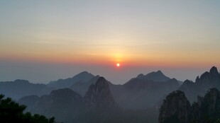 日出时分的壮丽山峦景色