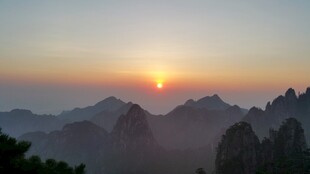 日出时分的壮丽山峦景色