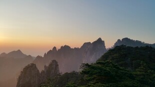 日出时分的壮丽山峦景色