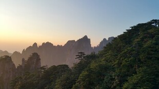 日出下的壮美山峦景色