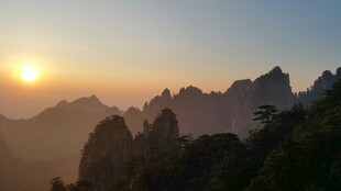 日出下的壮美山峦景色