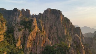 壮丽险峻的巍峨山峰