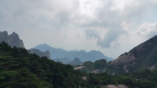 山峦云雾间的壮美景色